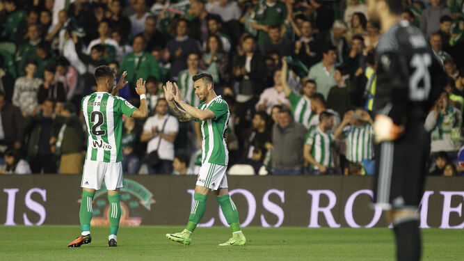 Rafa Navarro y Rubén Castro se saludan para festejar el gol del primero.