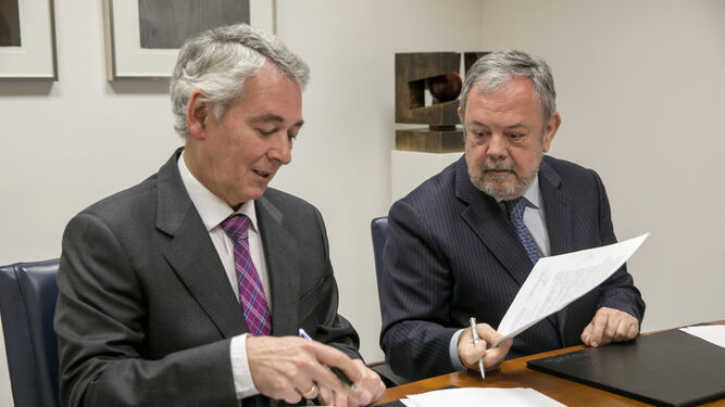 Pedro Azpiazu (d) y Antón Damborenea firman el acuerdo presupuestario.