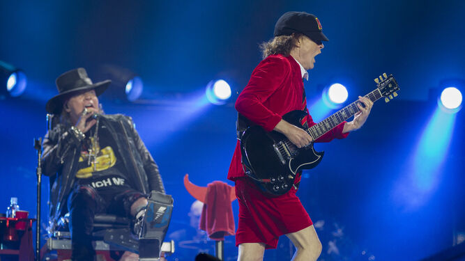 Axl  Rose  y Angus Young, durante el concierto en el Estadio de la Cartuja.
