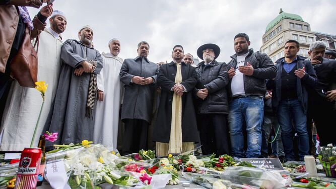 Judíos y musulmanes rinden juntos tributo a las 32 víctimas de los atentados de Bruselas.