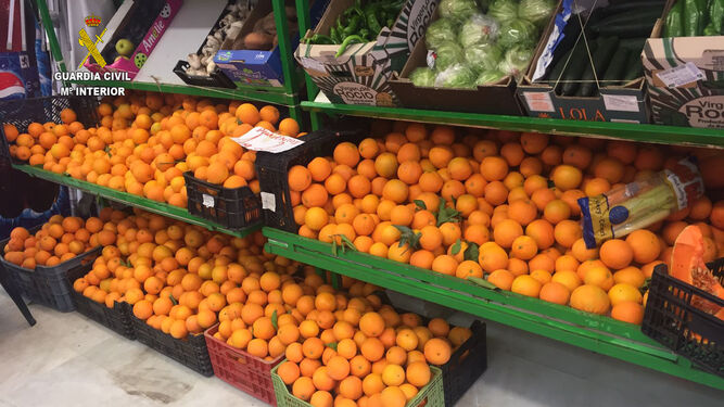 Las naranjas robadas puestas a la venta en una frutería.