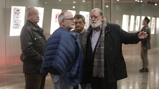 Pablo del Barco atendiendo a visitantes de su exposición en el Antiquarium de la Encarnación.
