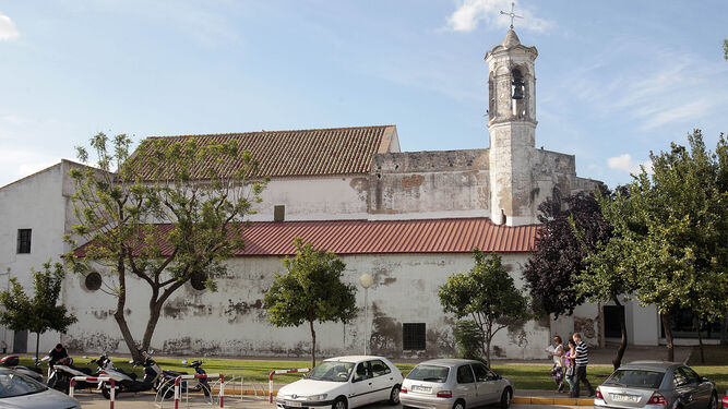 Exterior de la iglesia de San Lázaro, con su campanario ochavado, que, según Urbanismo, presenta un gran deterioro.