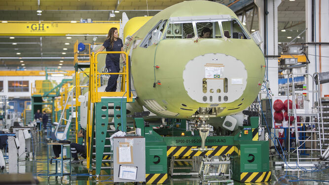 Operarios en la línea móvil usada en la factoría de Tablada para realizar el montaje del avión militar de Airbus C295.