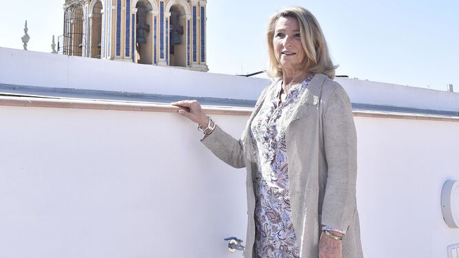 Cristina Heeren posa en la terraza de su nueva sede trianera. Al fondo, el campanario de Santa Ana