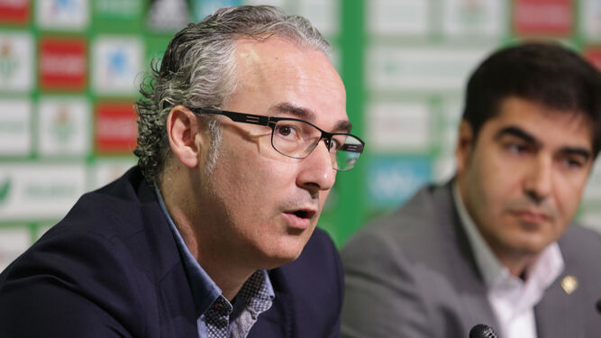 El director deportivo, Miguel Torrecilla, junto al presidente, Ángel Haro, en una conferencia de prensa.