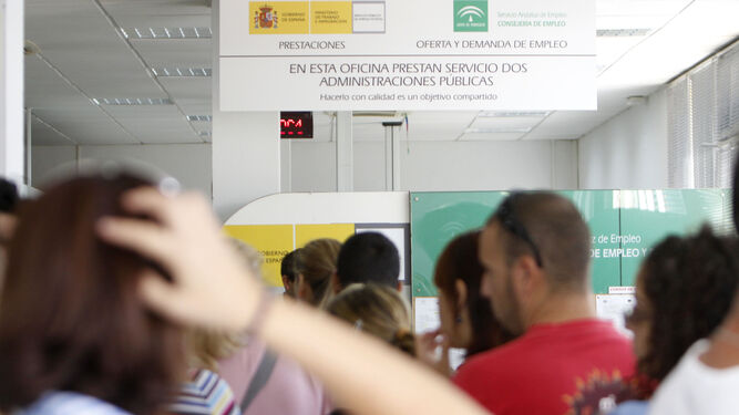 Gente esperando en una oficina de Empleo andaluza