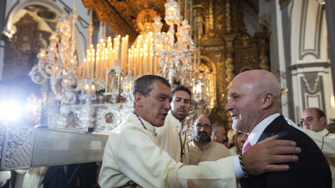 El actor malagueño Antonio  Banderas, mayordomo del trono 'Lágrimas y favores', saluda al pregonero de la Semana  Santa  de 2013, Félix Gutiérrez.