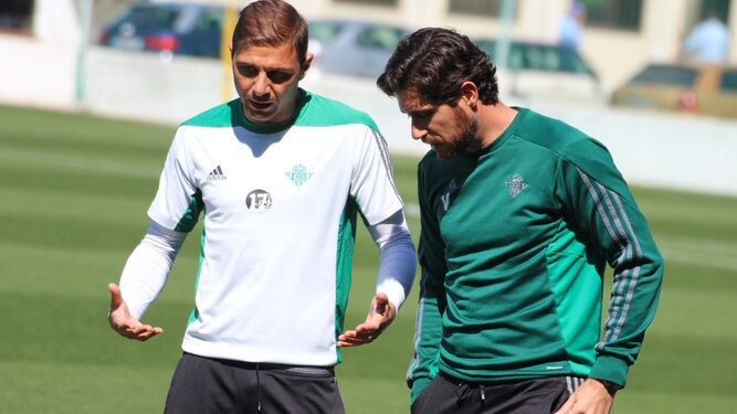Joaquín y Víctor dialogan durante el entrenamiento de ayer en la ciudad deportiva.