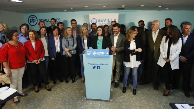 Virginia Pérez, en el centro, durante la presentación de su candidatura a presidir el PP de Sevilla.