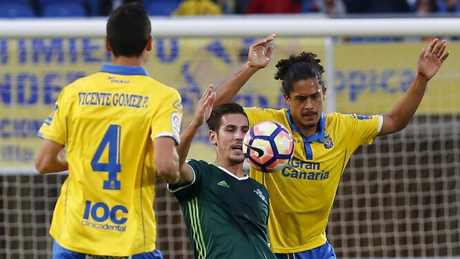 Álex Alegría intenta controlar una pelota ante Lemos y Vicente Gómez.