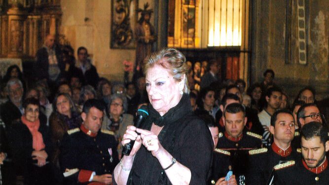 Angelita Yruela, delante del paso del Beso de Judas.