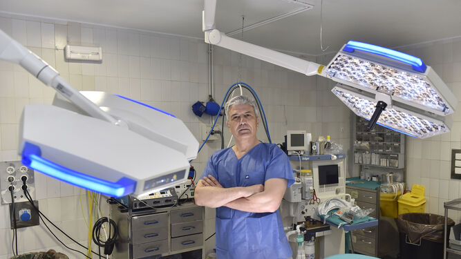 El doctor Manuel Rovira, traumatólogo y costalero, en un quirófano del Hospital Virgen Macarena.
