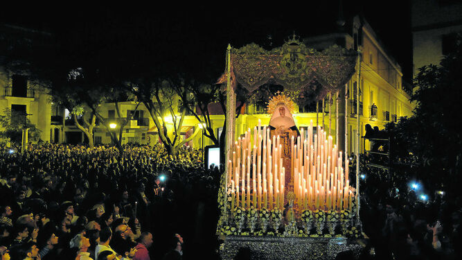 La Virgen de las Aguas de la Hermandad del Museo con toda la candelería encendida tras salir de su capilla.
