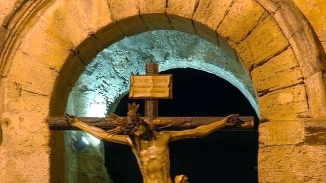 El Cristo de la Amargura de Carmona es el más antiguo de la provincia. A la derecha, 'las Carreritas' de Pilas.