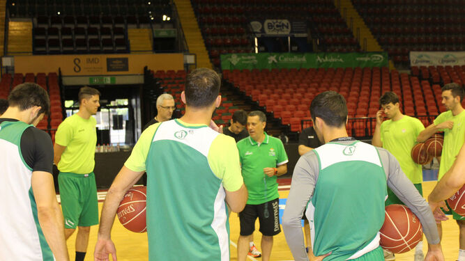 Alejandro Martínez da instrucciones a sus jugadores durante un entrenamiento.