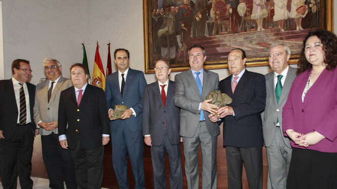 Foto de familia con el alcalde y Curro Romero con el premio en las manos.