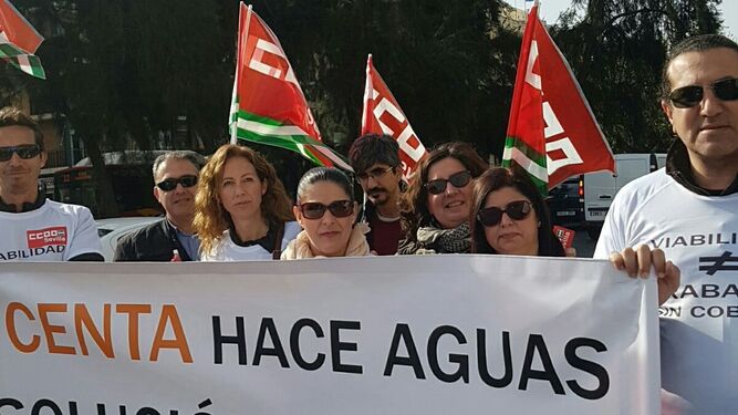 Trabajadores del Centa en una protesta ante el Parlamento andaluz.