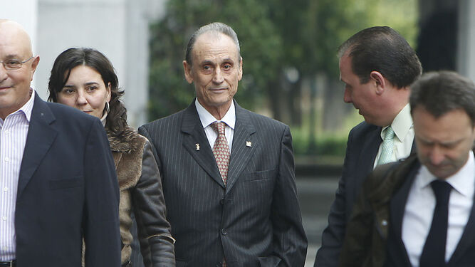 Manuel Ruiz de Lopera, acompañado de sus abogados, en uno de sus juicios.