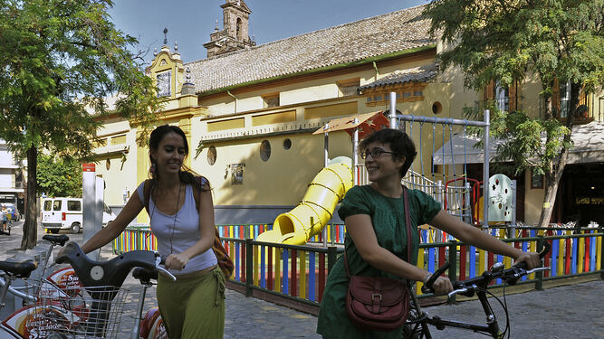 Dos mujeres con bicicletas.