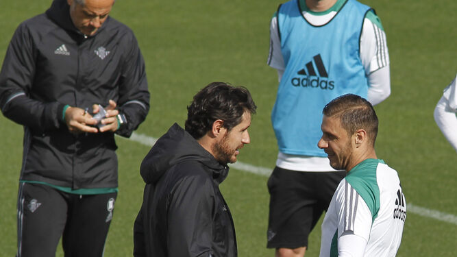 Víctor Sánchez del Amo dialoga con Joaquín en un entrenamiento.