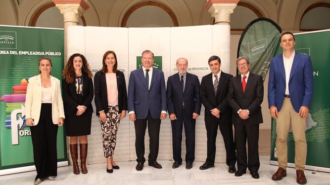 El presidente de la Diputación de Sevilla, en el centro, con algunos de los participantes en las jornadas formativas.