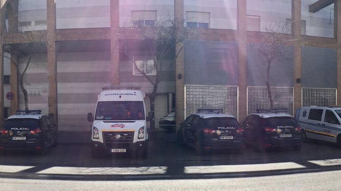 Cinco patrulleros de la Policía Nacional, en el aparcamiento de Urgencias del Hospital Macarena.
