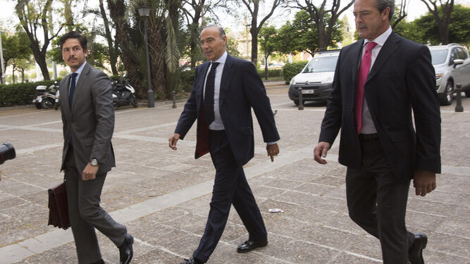 Luis Oliver, junto a sus abogados, el pasado martes camino de la Audiencia Provincial.