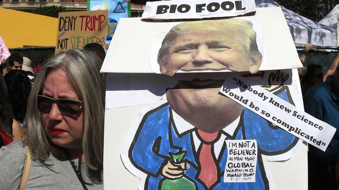 Una manifestante protesta en Los Ángeles contra la política medioambiental de Donald Trump.