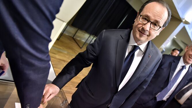 François Hollande deposita su voto.