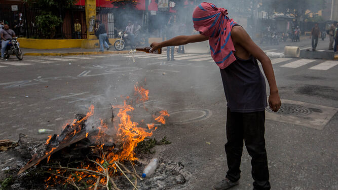 Maduro intenta aplacar las protestas y anuncia elecciones a gobernadores