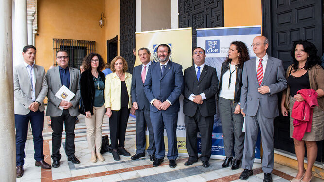 Los representantes de la UPO y las instituciones durante la presentación de los cursos en el Real Alcázar.