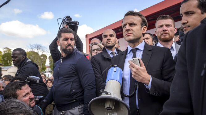 Enmanuel Macron, ayer, megáfono en ristre.