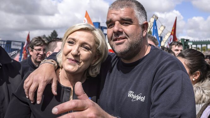 Le Pen abrazada ayer a un trabajador frente a la fábrica de Amiens.
