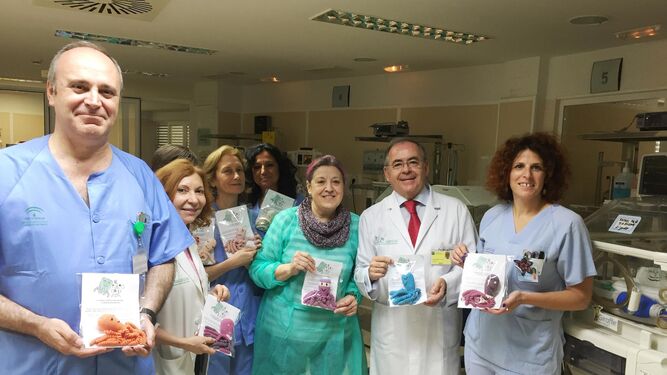 Isaac Garcés, la doctora Salud Luna, Toni Cayero, el doctor Martín Navarro, junto a enfermeras y auxiliares de Neonatología, en el Macarena.