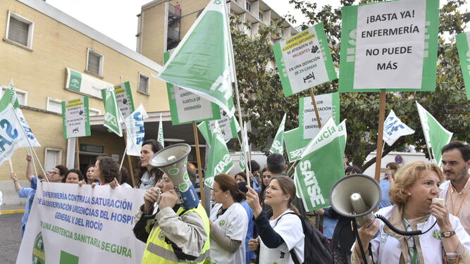 Los enfermeros del área de Obsersación del Virgen del Rocío durante la protesta.