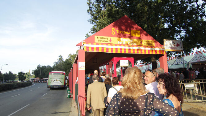 La parada de Tussam en la Portada de la Feria.