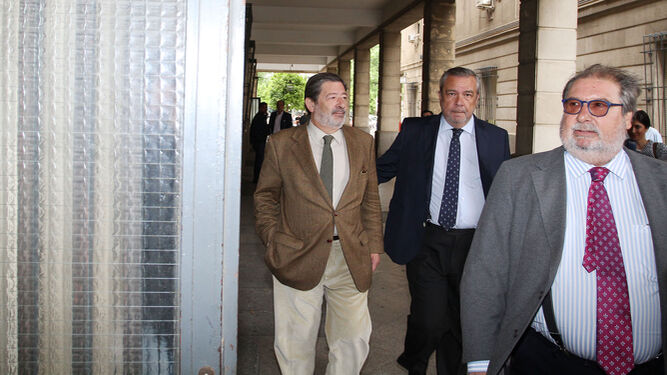 El ex director de Trabajo Javier Guerrero, con sus abogados, Carlos Sierra y Fernando de Pablo.