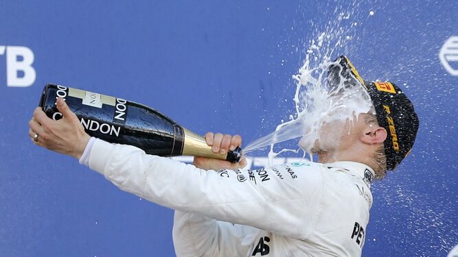 Bottas se baña en champán en el podio de Sochi.