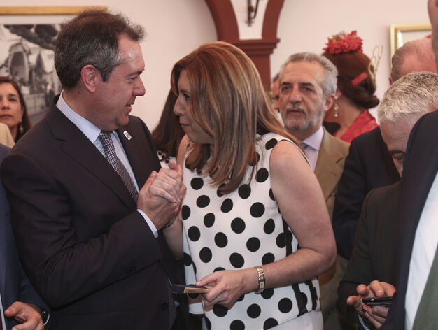El alcalde de Sevilla, Juan Espadas, conversa con la presidenta de la Junta de Andaluc&iacute;a, Susana D&iacute;az.