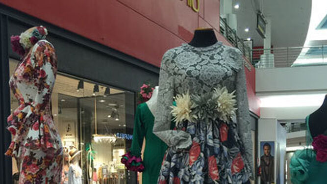 Los trajes de flamenca expuestos en en Centro Comercial
