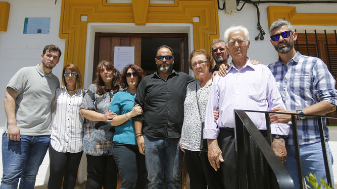 La familia de la víctima, a las puertas del Ayuntamiento de Alcolea.
