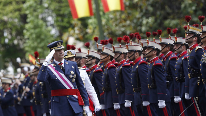 El rey Felipe VI pasa revista durante el acto central del Día de las Fuerzas  Armadas.