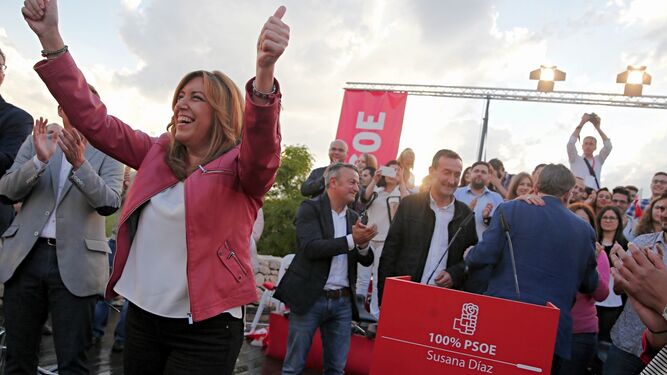 Susana Díaz saluda en el acto de campaña de ayer en Valencia.