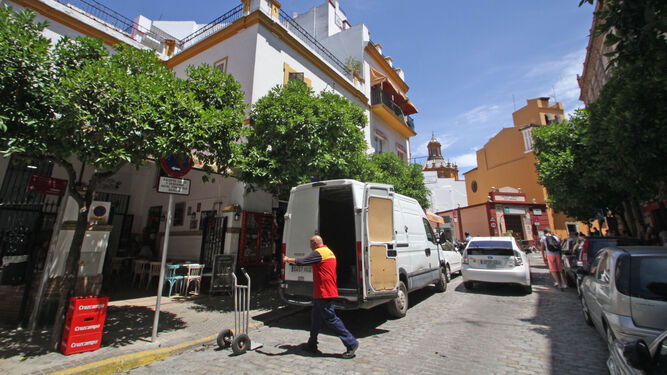 Tráfico rodado y estacionado en Mateos Gago.