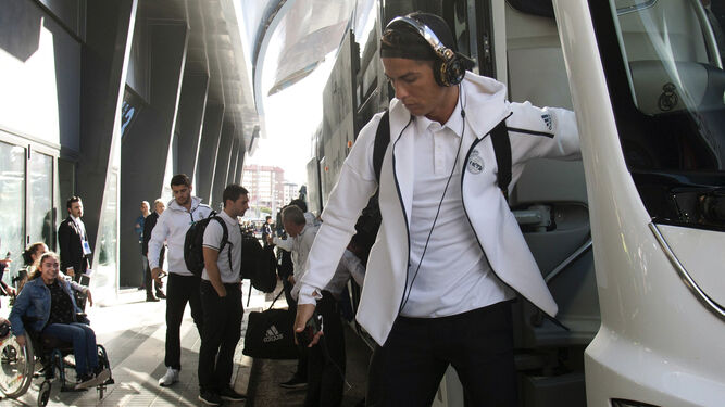 Cristiano Ronaldo se baja del autobús