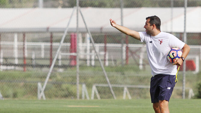 Diego Martínez da una instrucción a sus jugadores durante un entrenamiento en la ciudad deportiva.