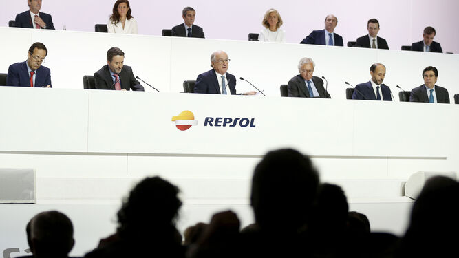 Antonio Brufau -en el centro de la imagen-, con consejeros de Repsol en la junta de accionistas.