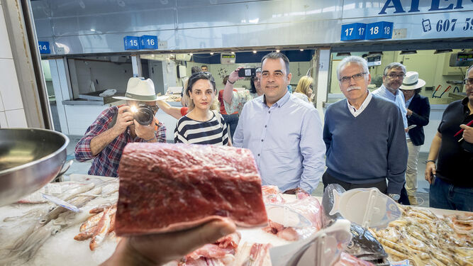 El chef Jaime Pérez y la jefa Cristina Gutierrez, en plena compra de mercado en Marbella.