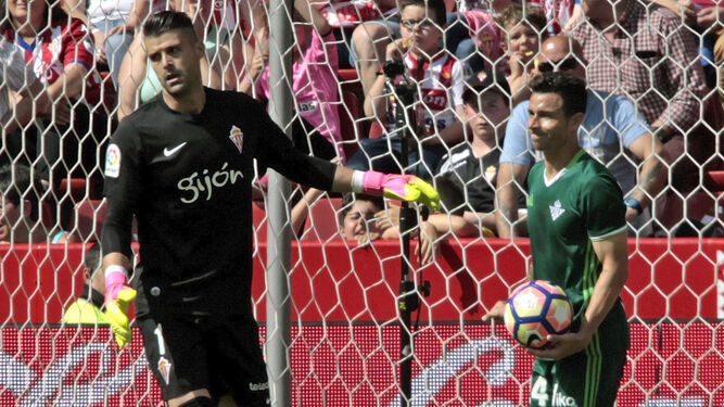 Rubén Castro recoge la pelota de las mallas en el primer gol tras un error garrafal de Cuéllar.